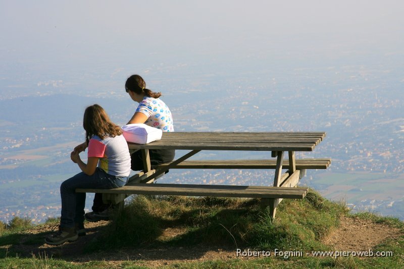 15 Manu e Silvia dedicano un sguardo sulla pianura.JPG